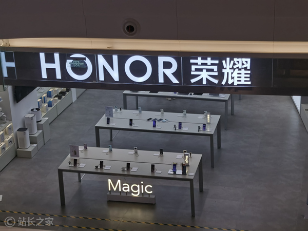 Honor Reshapes Leadership with Youthful Talent, Boosts AI Focus