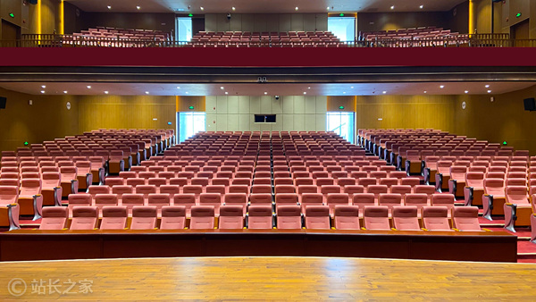 AI重制版《绿野仙踪》在拉斯维加斯球形场馆首映